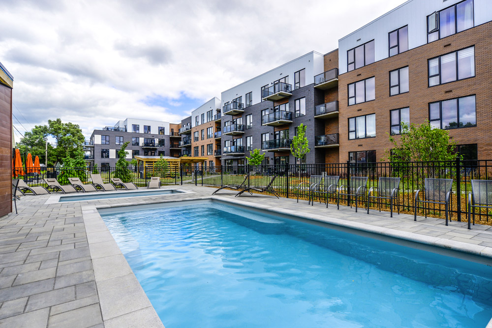 Condo avec piscine extérieure