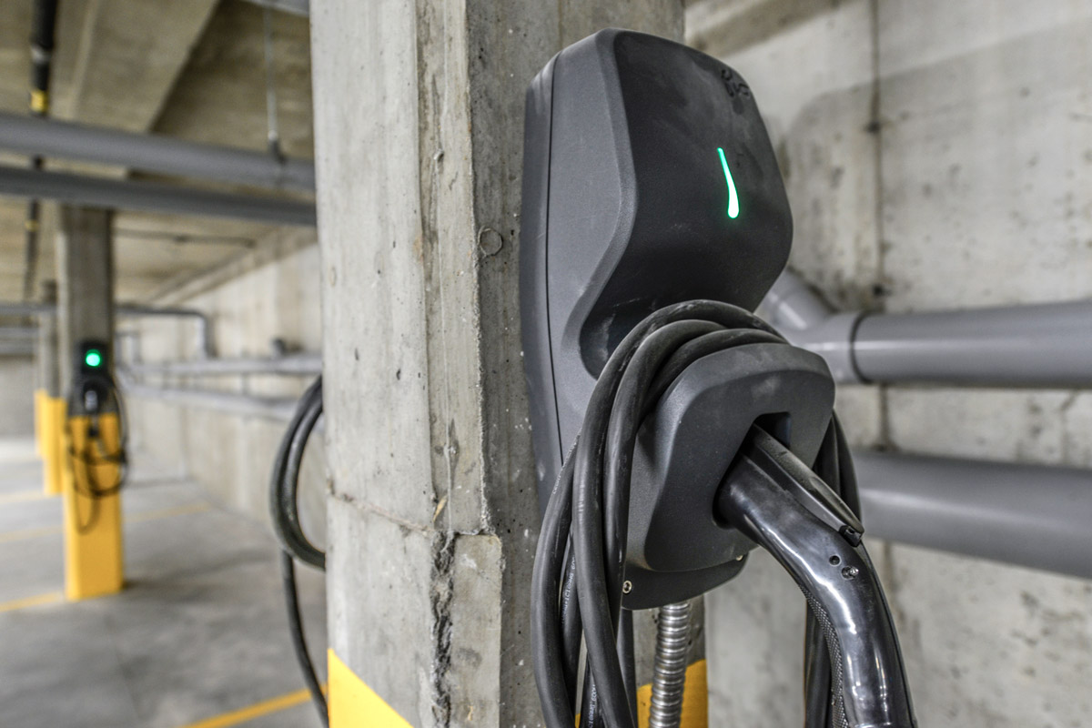 Stationnement avec une borne de recharge pour les véhicules électriques